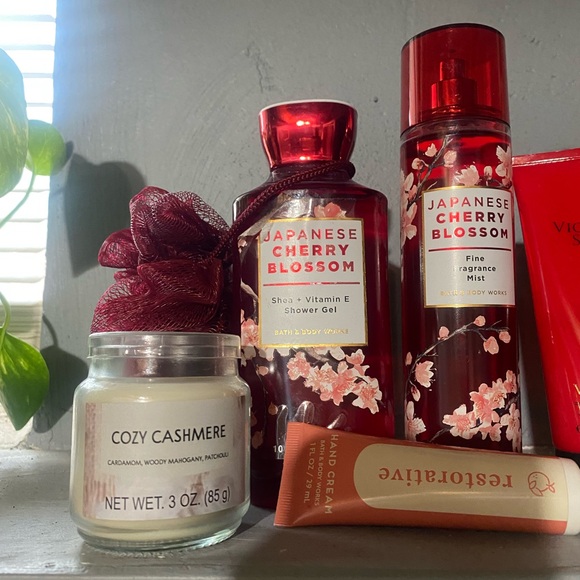 Victoria's Secret Red and White Gift Set - Picture 3 of 3